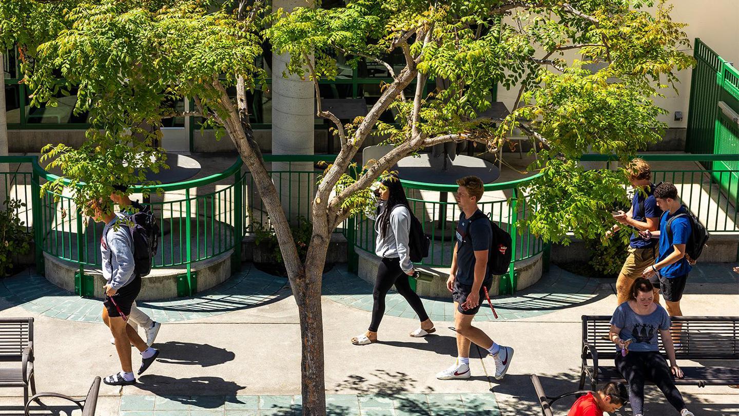 Media masthead - 2880x1620 - First year students walking